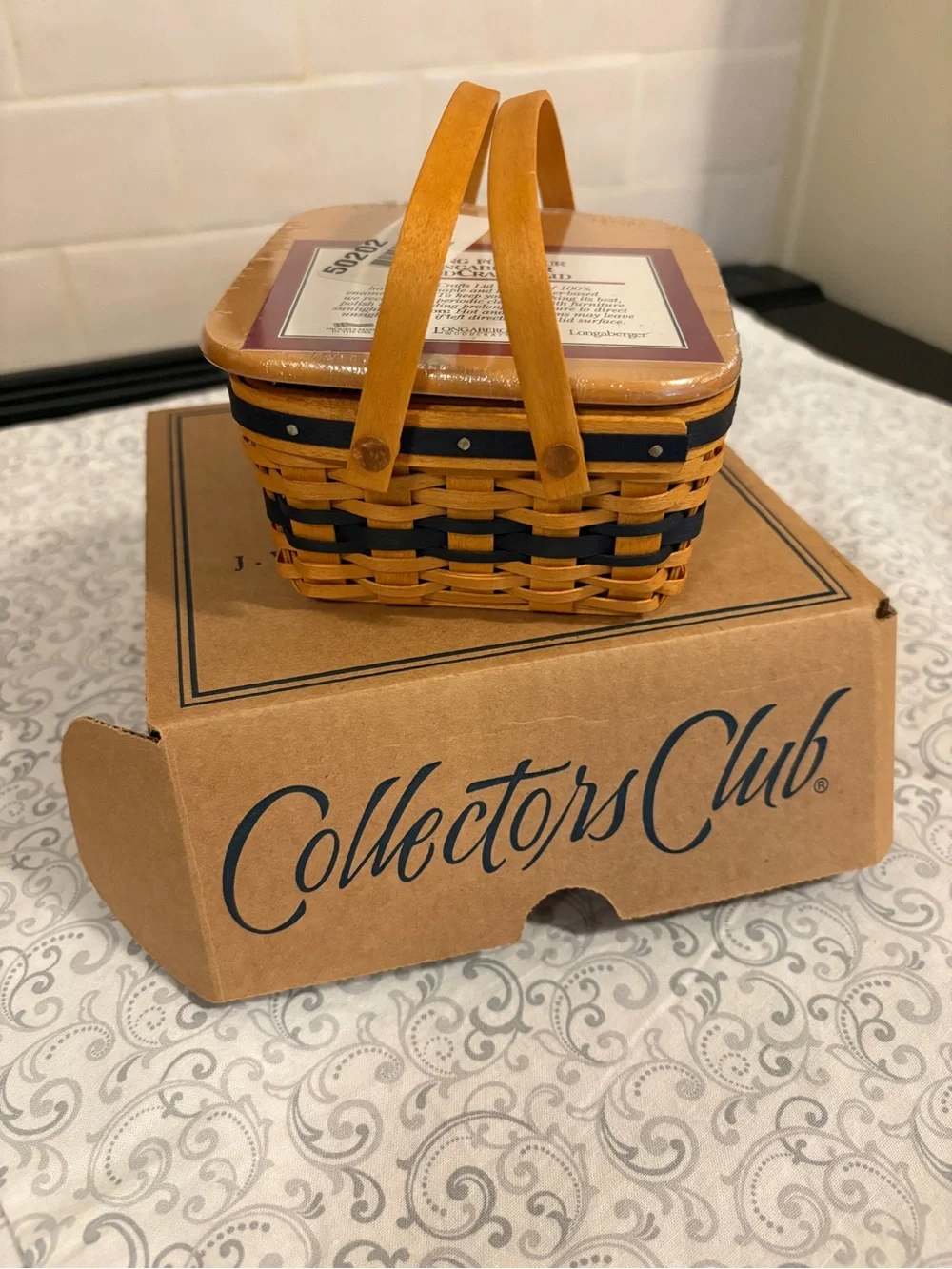 2002-2003 Longenburger Collectors Club JW Miniature Cake Basket - Picture 1 of 10